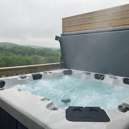 Golf Course Onsite, Pvt Hot Tub, Free Tickets, Gated Community, Near Silver Dollar City!